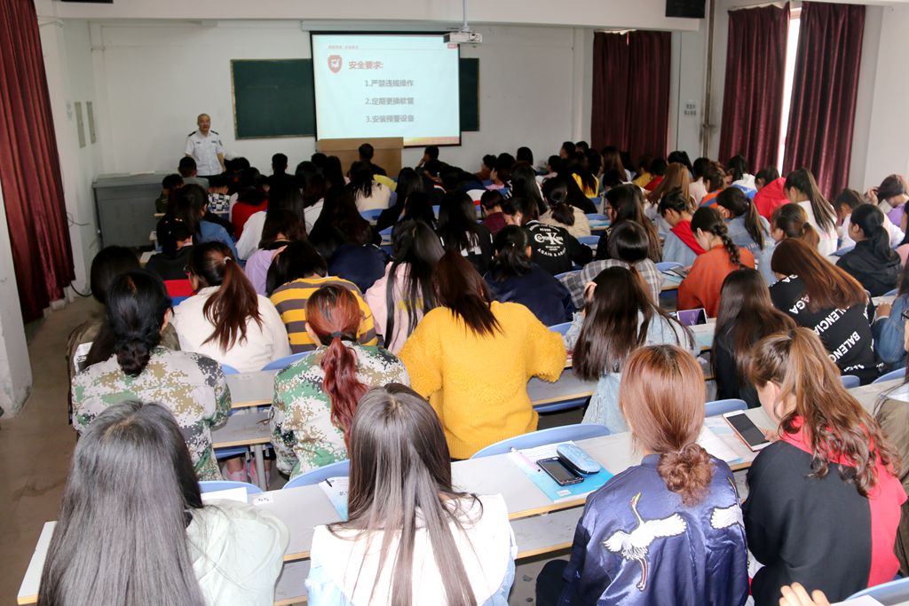 1537240899.jpg 学院举办消防知识讲座及实际灭火演练.jpg