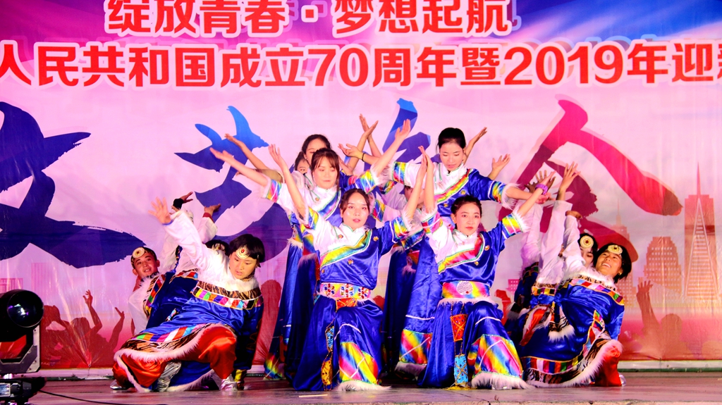 1569583593.jpg 庆祝建国70周年文艺晚会9.jpg